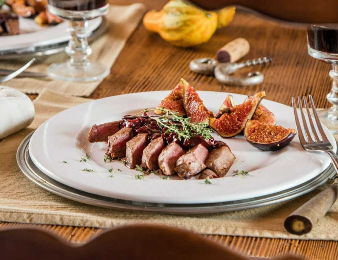 talerz z daniem na stole w restauracji