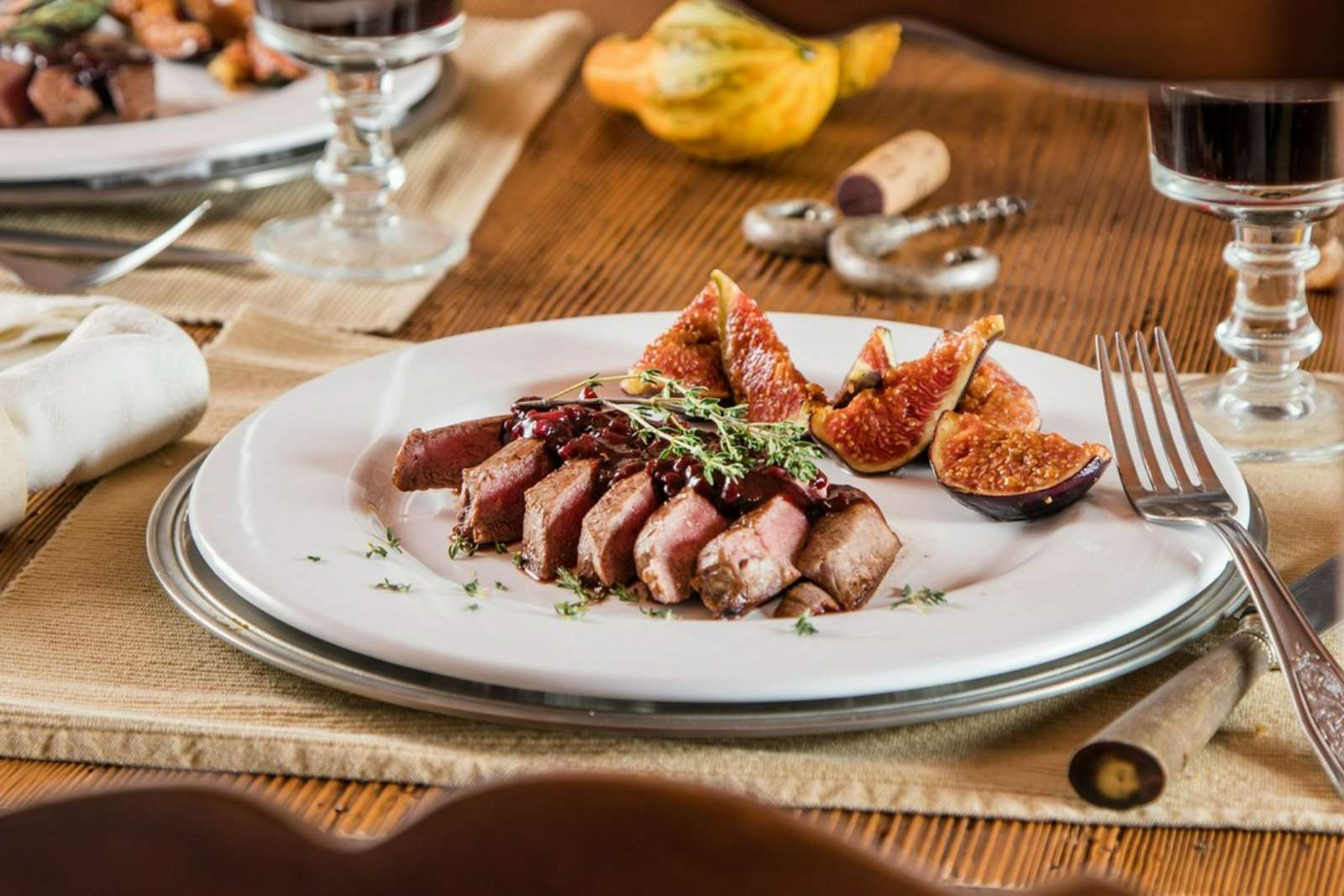 talerz z daniem na stole w restauracji